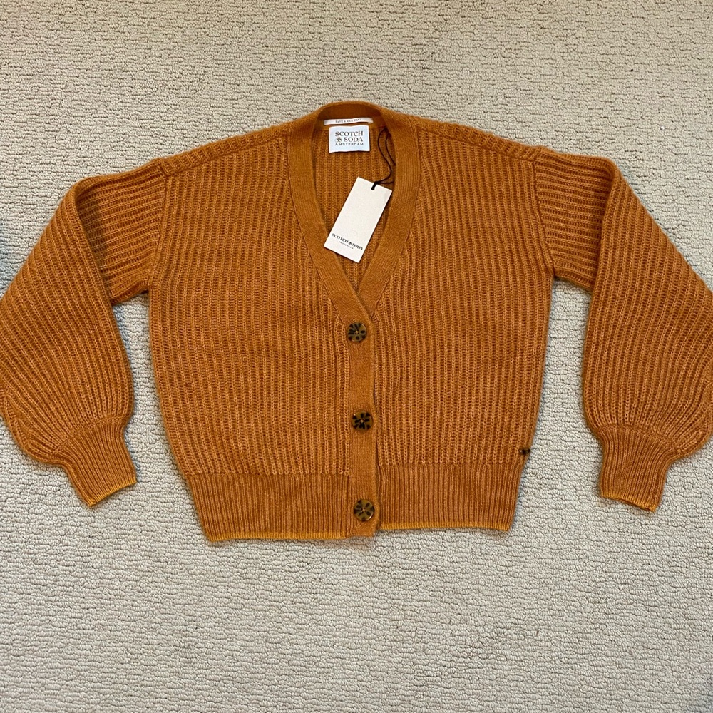 Bell-sleeve knit jacket